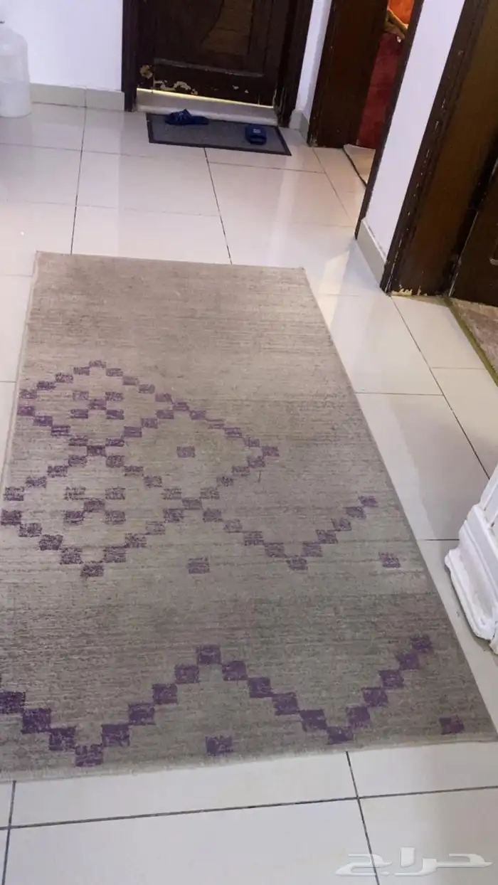 للبيع كنب حرف L مع طاولة وخدمه ومدخل وسجاده 4