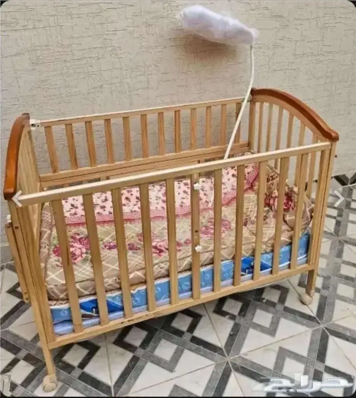 سرير اطفال للبيع مع مرتبتين 0