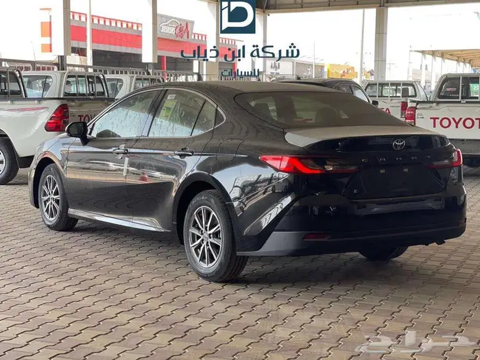 تويوتا كامري E موديل 2025 لدي شركة ابن ذياب للسيارات 2