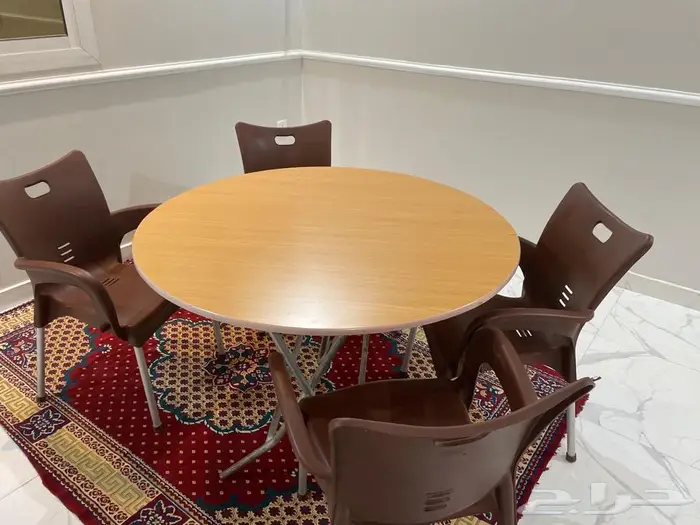 طاولة مع 4 كراسي 1