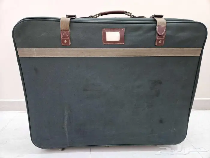 Green suitcase شنطة سفر أخضر 0