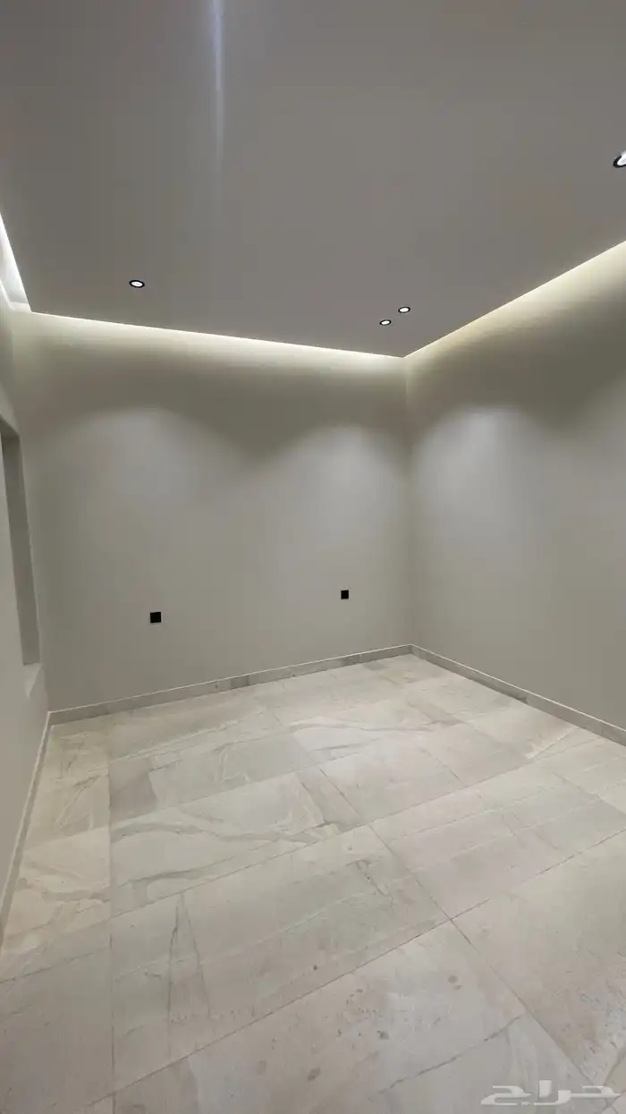 شقه ارضيه حي الاخضر كبيره 6 غرف 10
