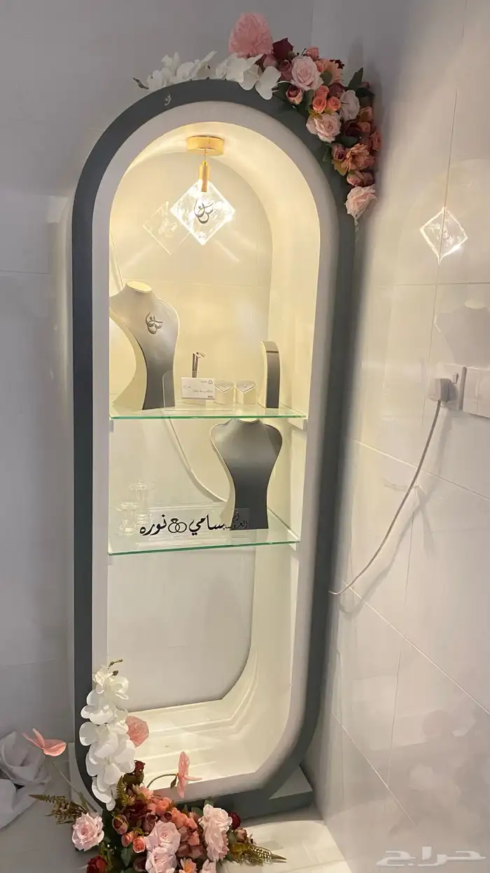 عربة للاستخدام مره واحدة نظيفة وتحتوي على ألوان متعدده 0
