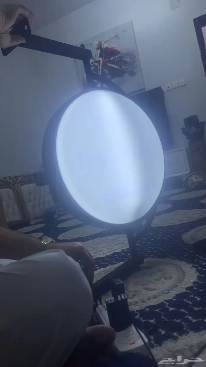 لوحة امام المحل مضيئة وتدور 1