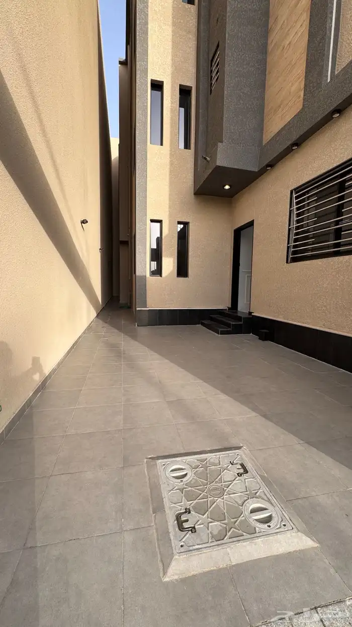للبيع شقق ارضيه ببايكه سياره وعلوى مع سطح مخطط الراجحي 2