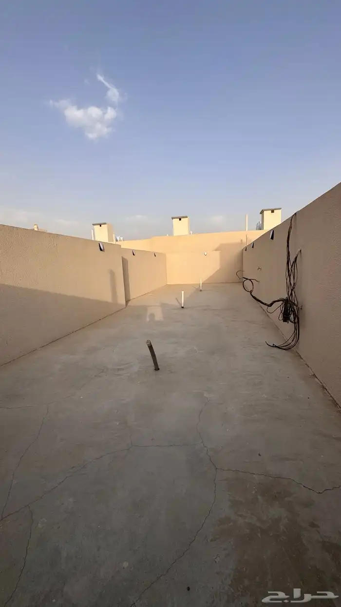 للبيع شقق ارضيه ببايكه سياره وعلوى مع سطح مخطط الراجحي 38