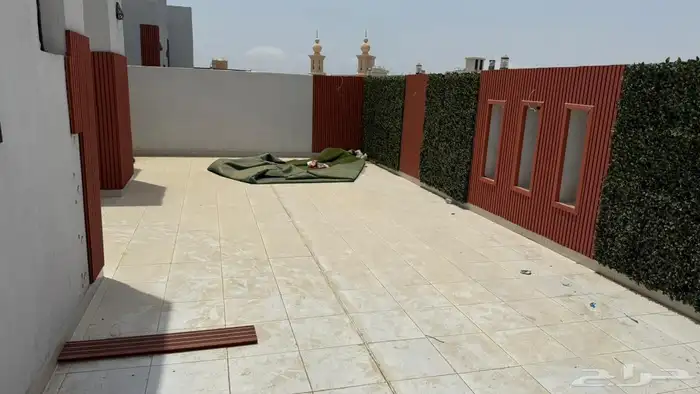 فيلا روف جديدة للإيجار مع سطح خاص في حي الريان مساحة 345م 0