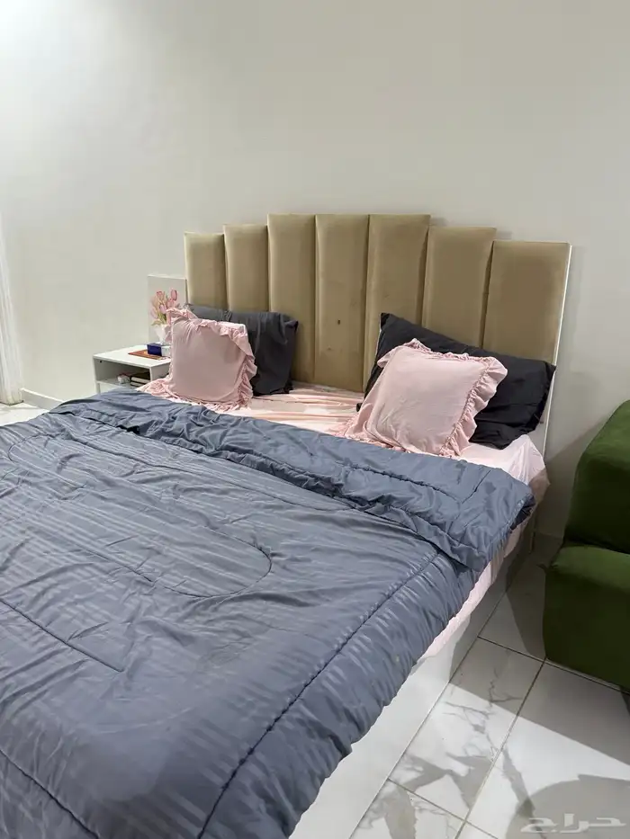 سرير وتسريحة 0