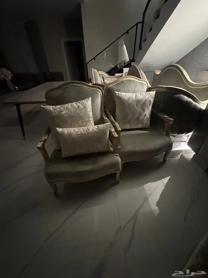 كنب وطاوله جديد مافي اي شي في المدينه للبيع 10