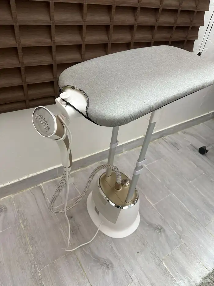 مكواة بخار للملابس . 2