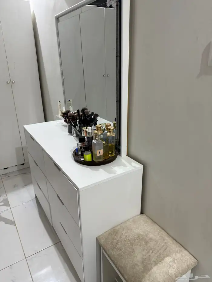 سرير وتسريحة 1