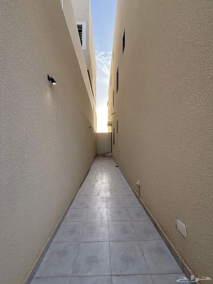 للبيع ارواف علويه وارواف ارضيه تشطيب فندقي ف شمال الخميس 3