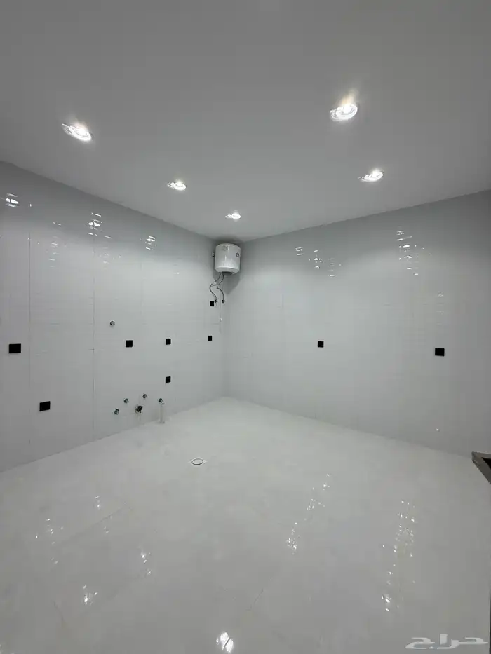 للبيع ارواف علويه وارواف ارضيه تشطيب فندقي ف شمال الخميس 10