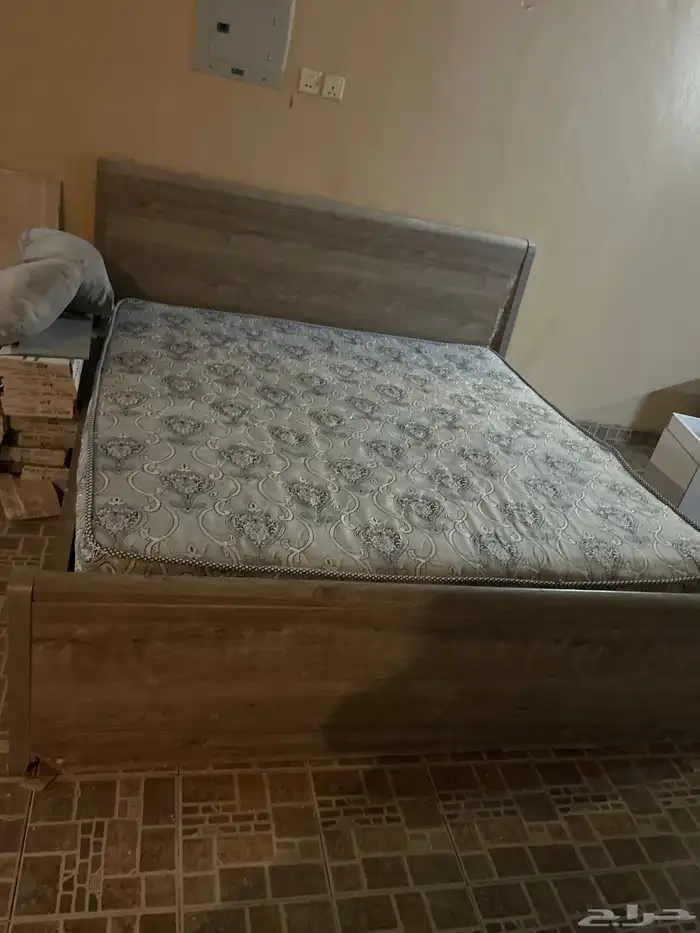 غرفه نوم مع التسريحه مع دولاب مفكوك علي السوم الأول 0