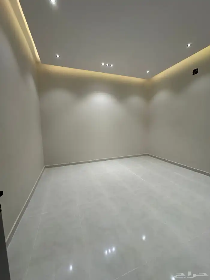 دور أرضي ب مساحه ممتازه حي البيان 7