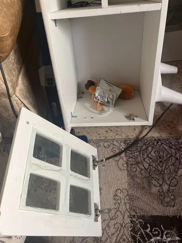 للبيع طاولة تلفزيون وتسريحه وطقم كنب 3