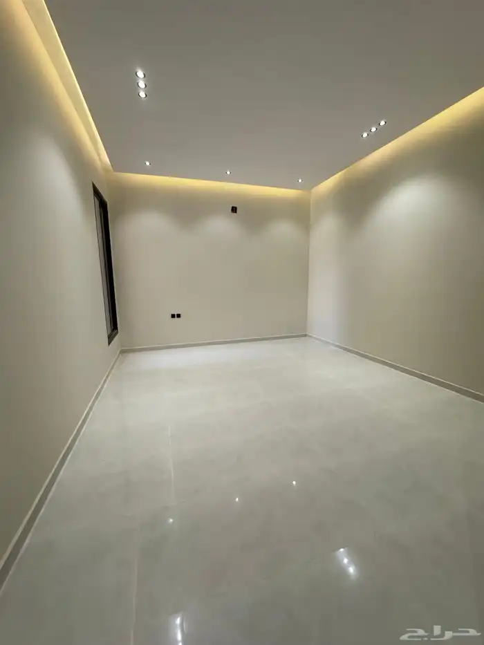 دور أرضي ب مساحه ممتازه حي البيان 8