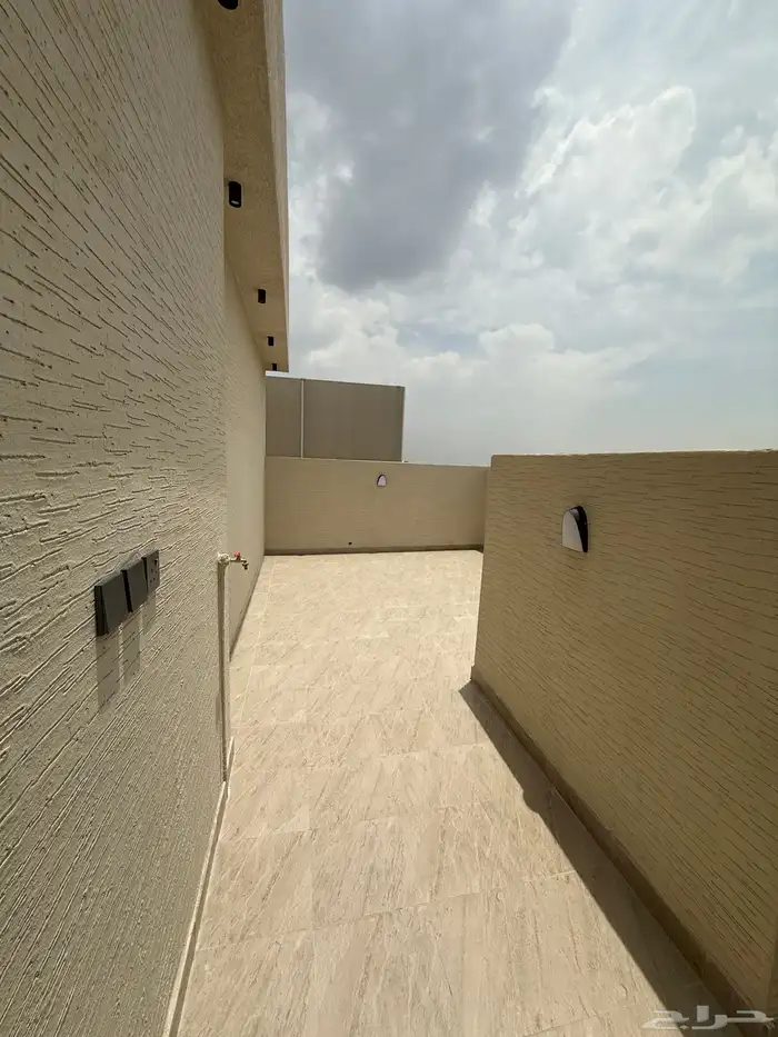 للبيع أدوار أرضيه وشقق علويه حي الزهور المحاله ابها 38