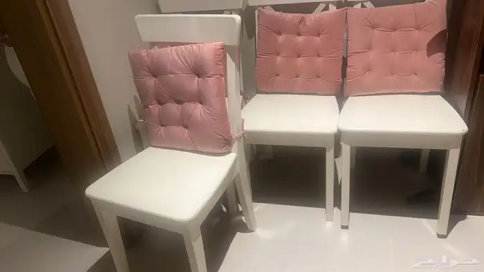 طاولة طعام من ايكيا لون ابيض كراسي 1