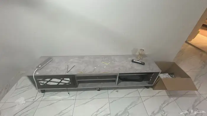كنب ومكنسة وطاولة ومكيف 1