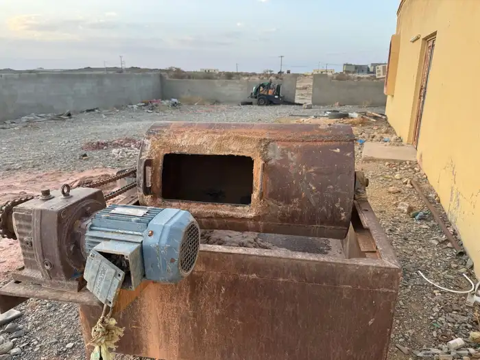طحان حجر . مكينه كبنشر هوا . هلتي كهرب . دينمو كبير. مأطور 7