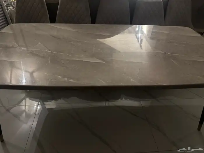 كنب وطاوله جديد مافي اي شي في المدينه للبيع 3