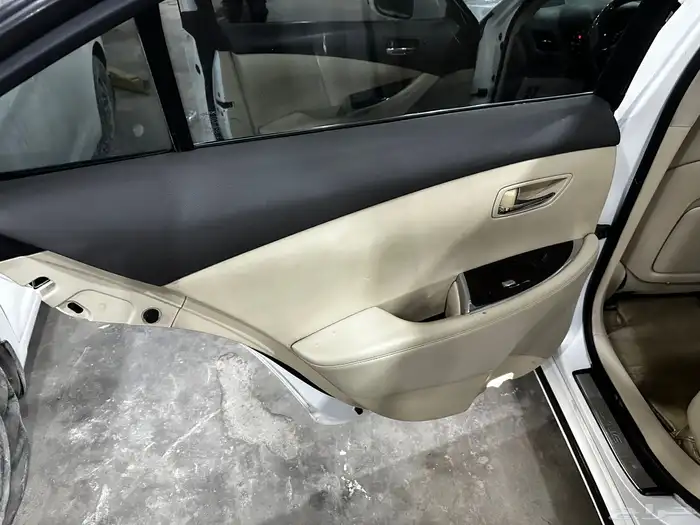 سلام عليكم اعرض لكم لكزس سياره نضيفه عل شرط 10