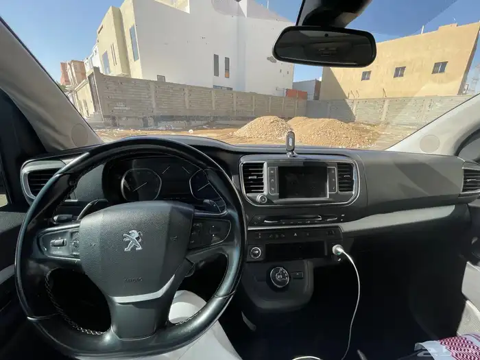 للبيع سيارة بيجو ترافلر فان عائلية VIP موديل 2018 4
