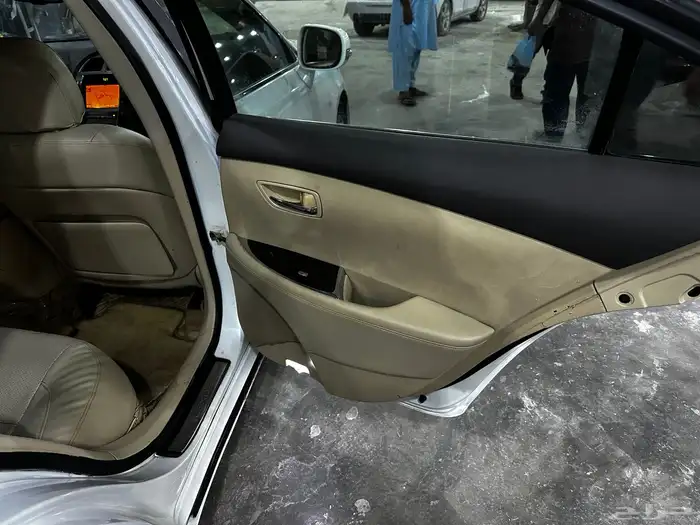 سلام عليكم اعرض لكم لكزس سياره نضيفه عل شرط 17