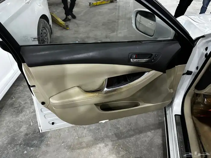 سلام عليكم اعرض لكم لكزس سياره نضيفه عل شرط 8