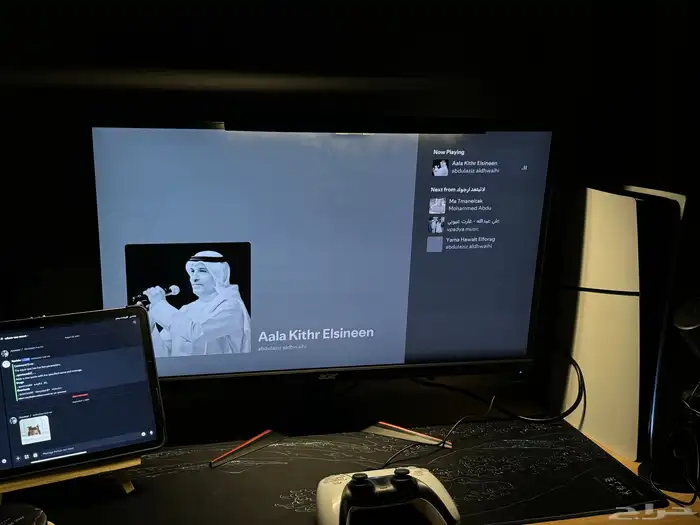 سرير و مرتبه ودولاب وشاشه سوني و طاولة 3