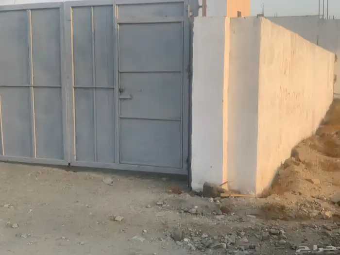 للاجار حوش فيه بركسين 5 غرف ومطبخ ودورة مياه 1