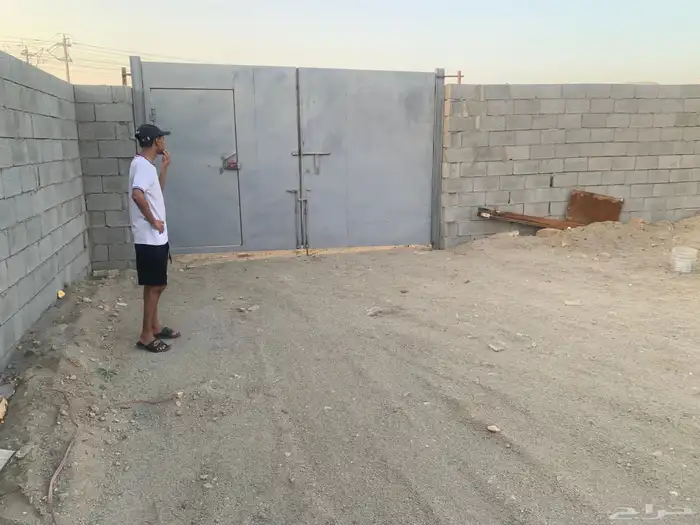 للاجار حوش فيه بركسين 5 غرف ومطبخ ودورة مياه 2