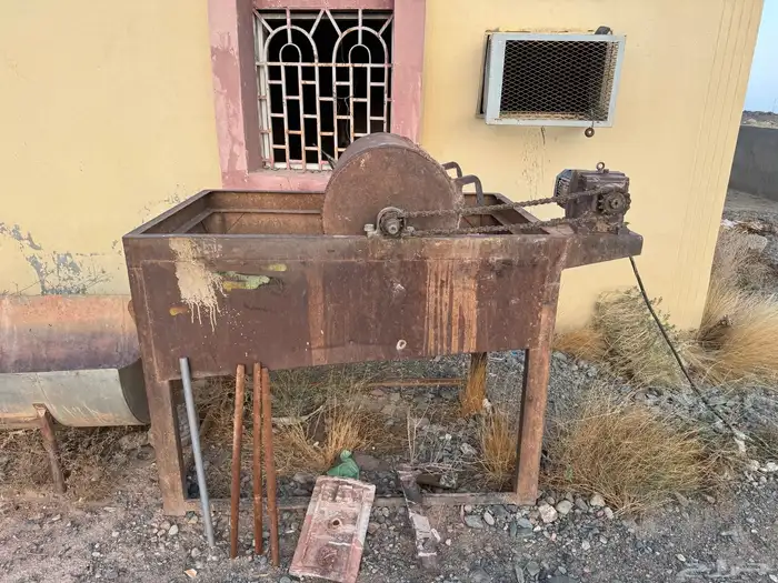 طحان حجر . مكينه كبنشر هوا . هلتي كهرب . دينمو كبير. مأطور 5