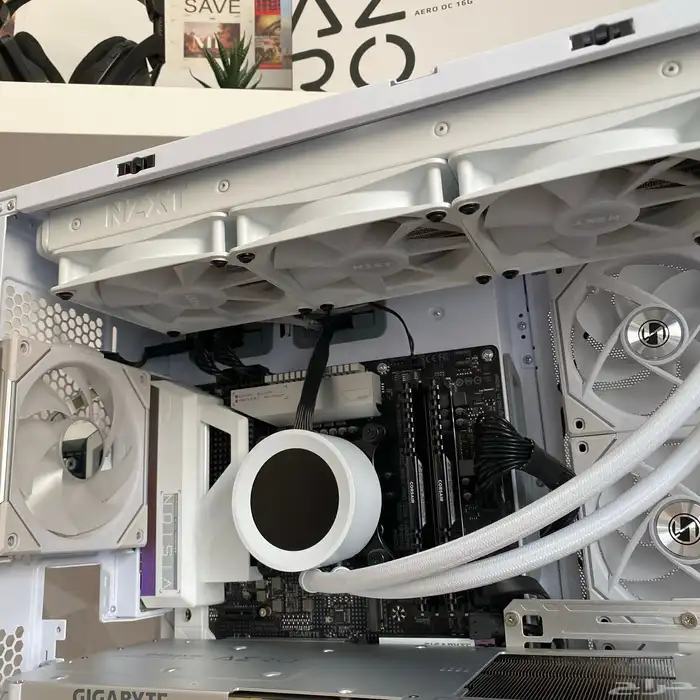 كامبيوتر العاب تجميعة بيضاء  Gaming pc for sell white specs 15