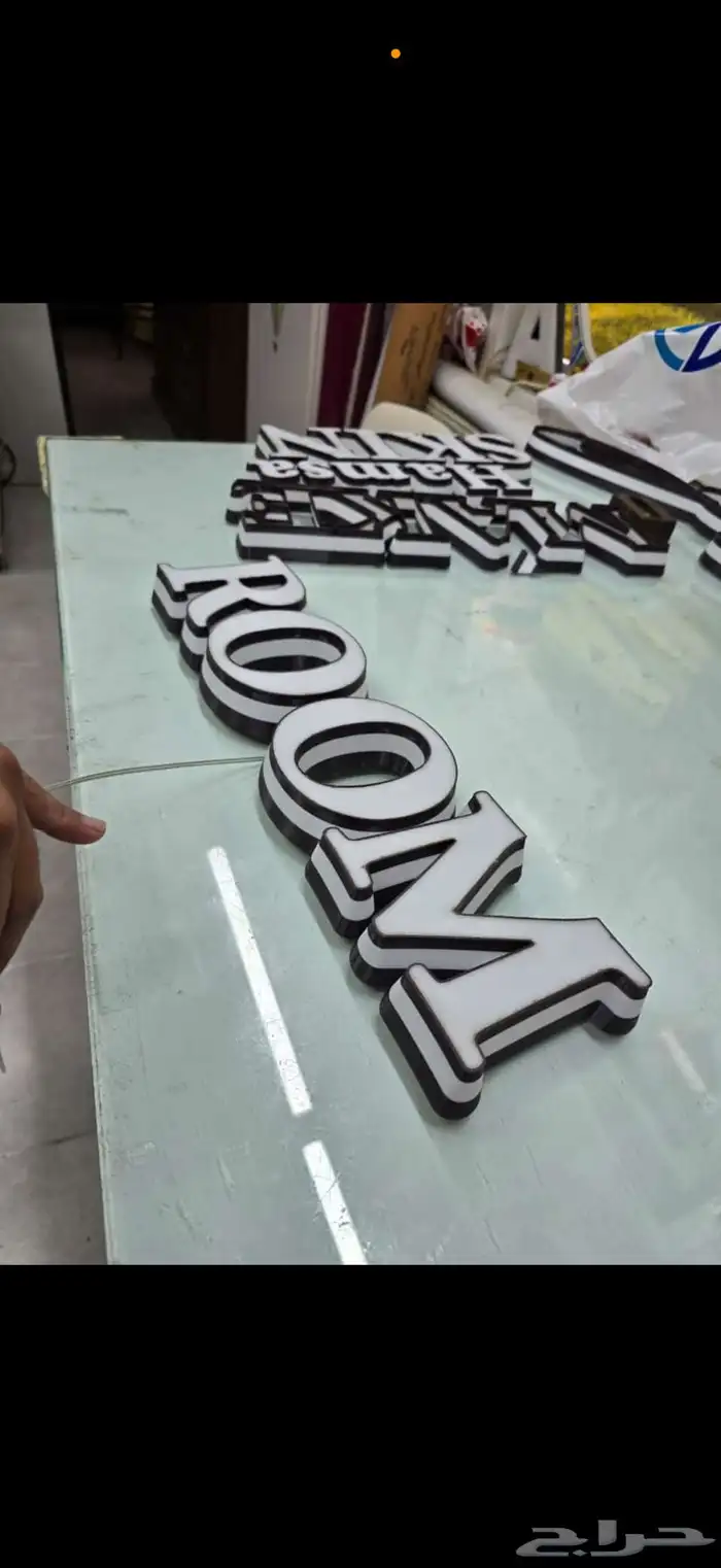 تركيب لوحة محل حروف بارزة احرف مضيئة لوحات محلات اسمنت بورد 1