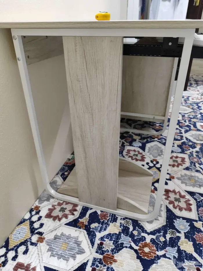 طاولة مكتب للبيع يأتي معها حامل 3