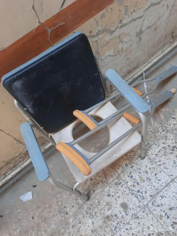 كرسي حمام وعكازت الي يحتاجهم لوجه الله يجي ياخذهم 0