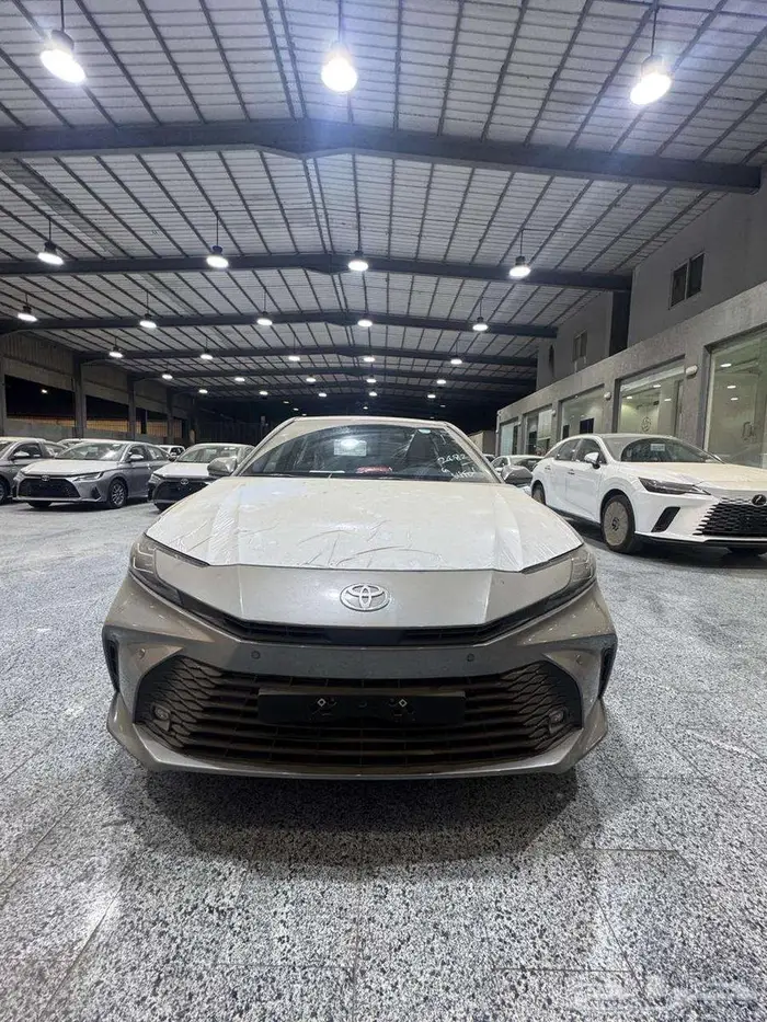تويوتا كامرى LE فتحه 2500 cc رمادى موديل 2025 3
