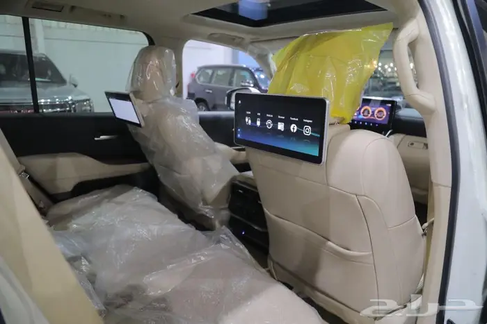 تويوتا لاندكروزر GXR L4 فل كامل فتحة سقف جلد ديزل موديل 2024 10