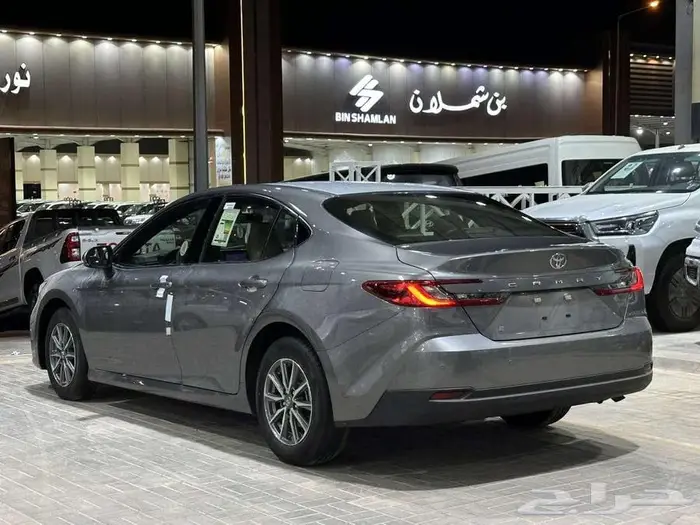 تويوتا كامري E ستاندر بنزين 2025 14