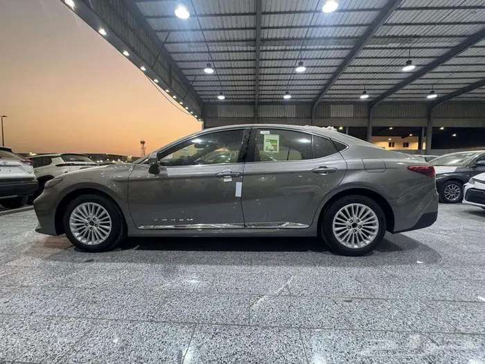 تويوتا كامرى LE فتحه 2500 cc رمادى موديل 2025 4