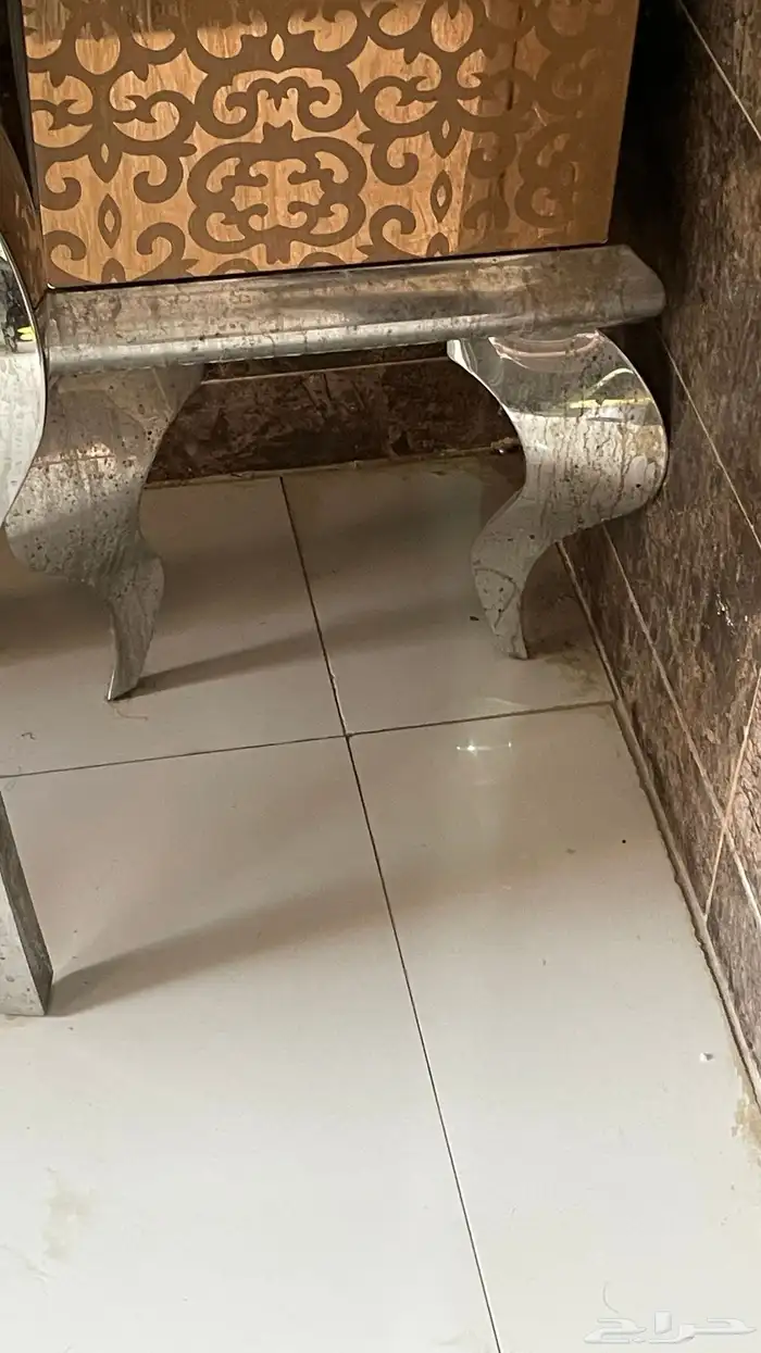 كنب جديد 6 منفرد ومعه طاولات استقبال 2 ومغسلة 8