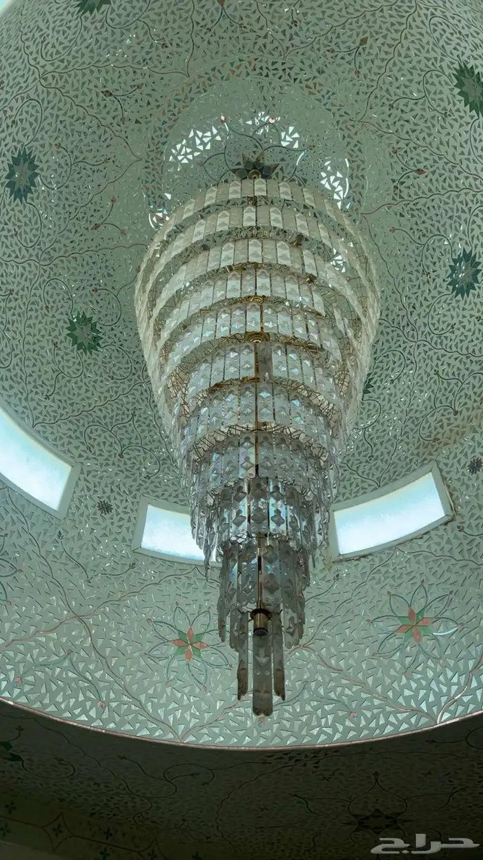 ثريا طولها 3 متر 0