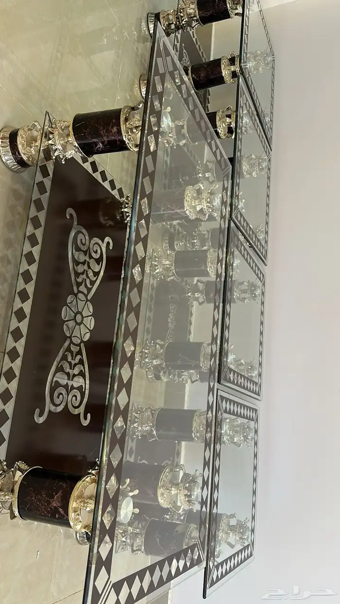 للبيع طاوله كبيره مع اربعه خدمه خاليه من العيوب السعر 300 0
