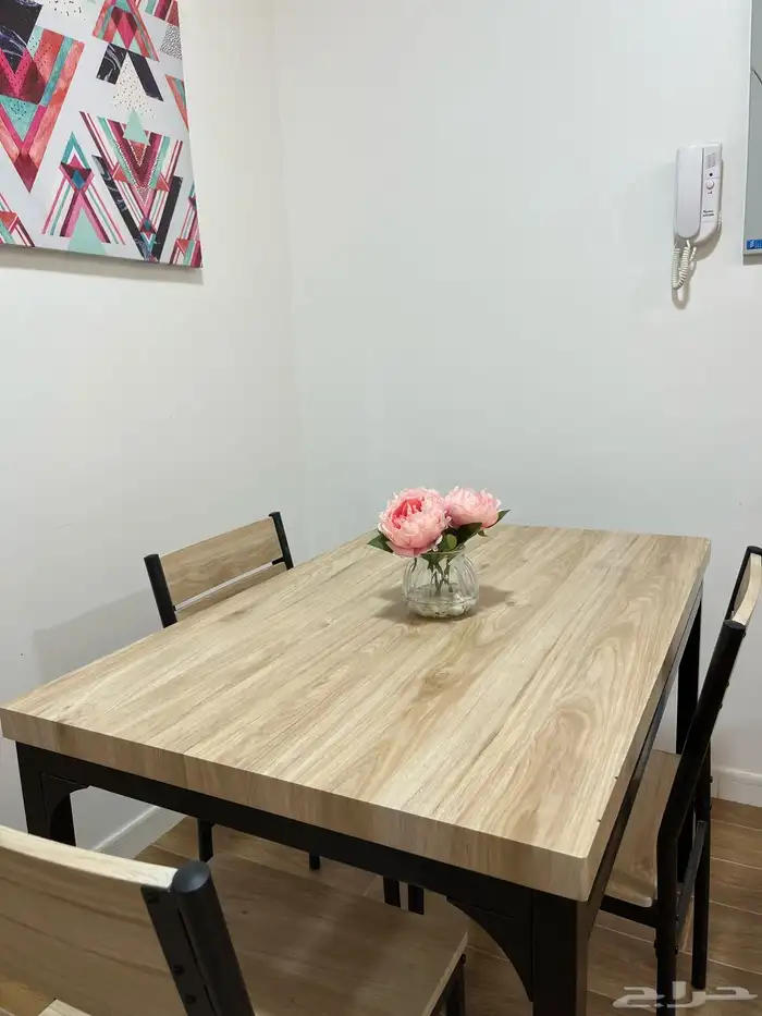 طاولة طعام للبيع ممتازة وجديدة 0