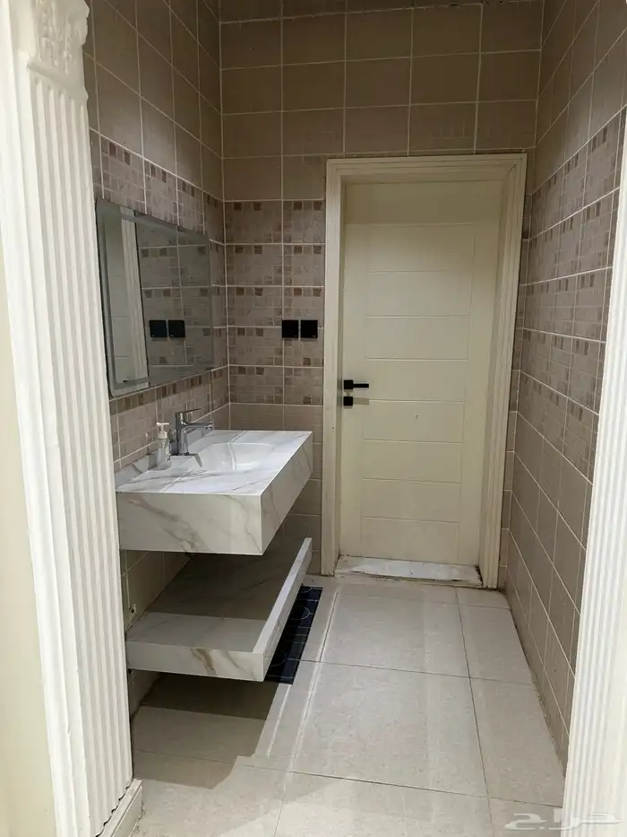 شقة مميزة وفاخرة مؤثثة للايجار 9