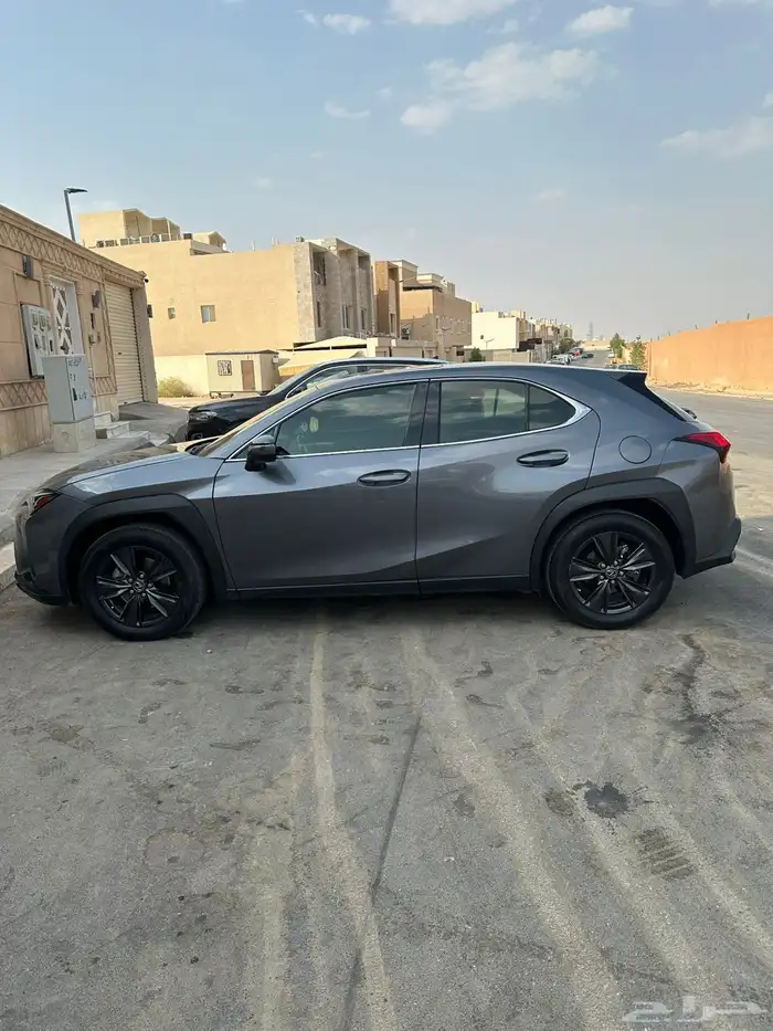 للبيع لكزس ux200 2022 فل كامل bb 3