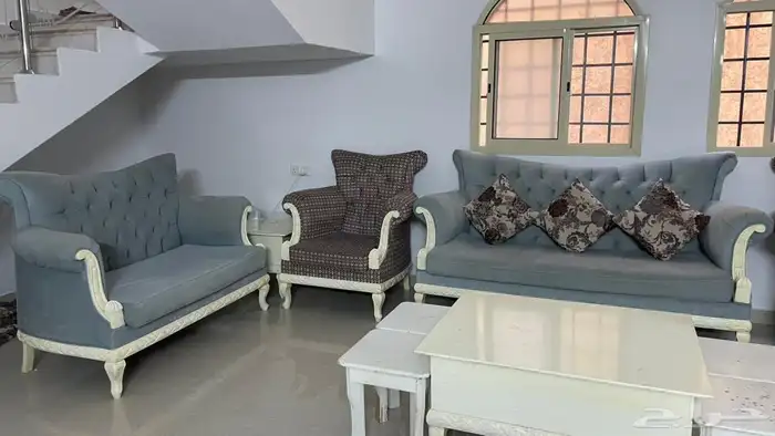 كنب نظيف وطاولات نظيفه 1
