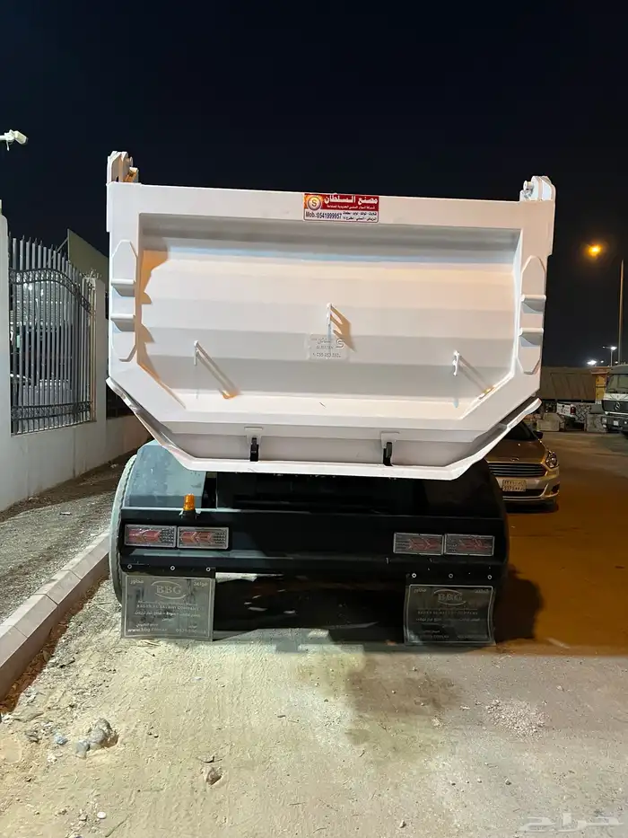 للبيع صناديق 3 محاور جديدة مع الكفرات 1